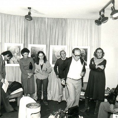 Ay los 80. Poetas del grupo Zubia en la galería Studio Jiménez, dibujos de Aguilera Amate. Sentado, Juan Bernier